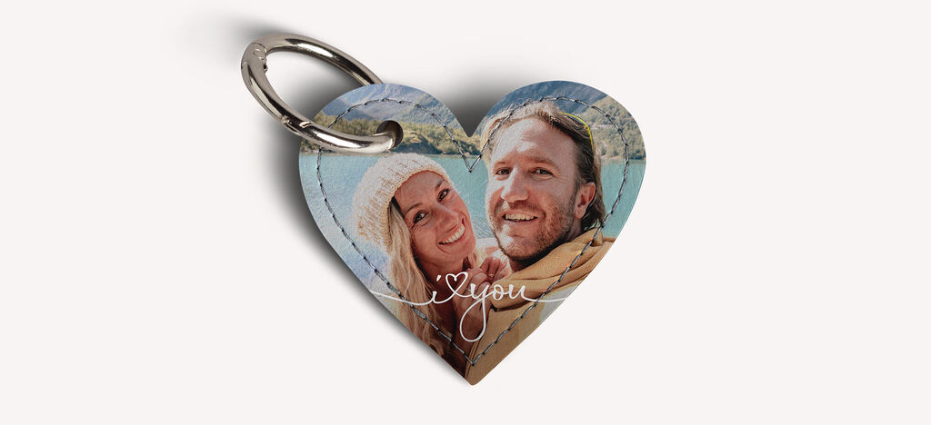 Porte-clés personnalisé en forme de cœur avec la photo d'un couple heureux