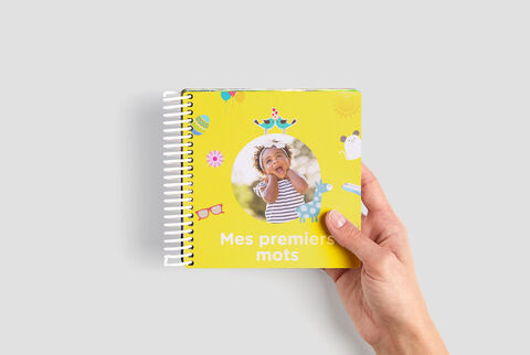 Livre photo cartonné pour bébé avec une spirale