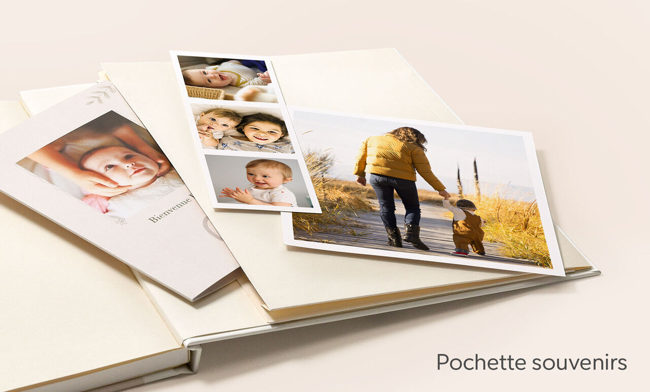 Pochette intégrée au Livre Photo CEWE carré contenant des souvenirs des premiers mois d'un enfant