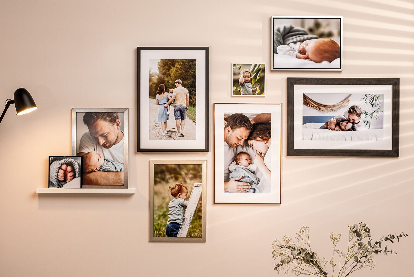 Plusieurs posters photo encadrés accrochés au mur