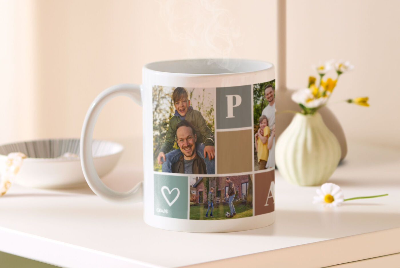 Mug personnalisé avec des photos de famille posé sur une table