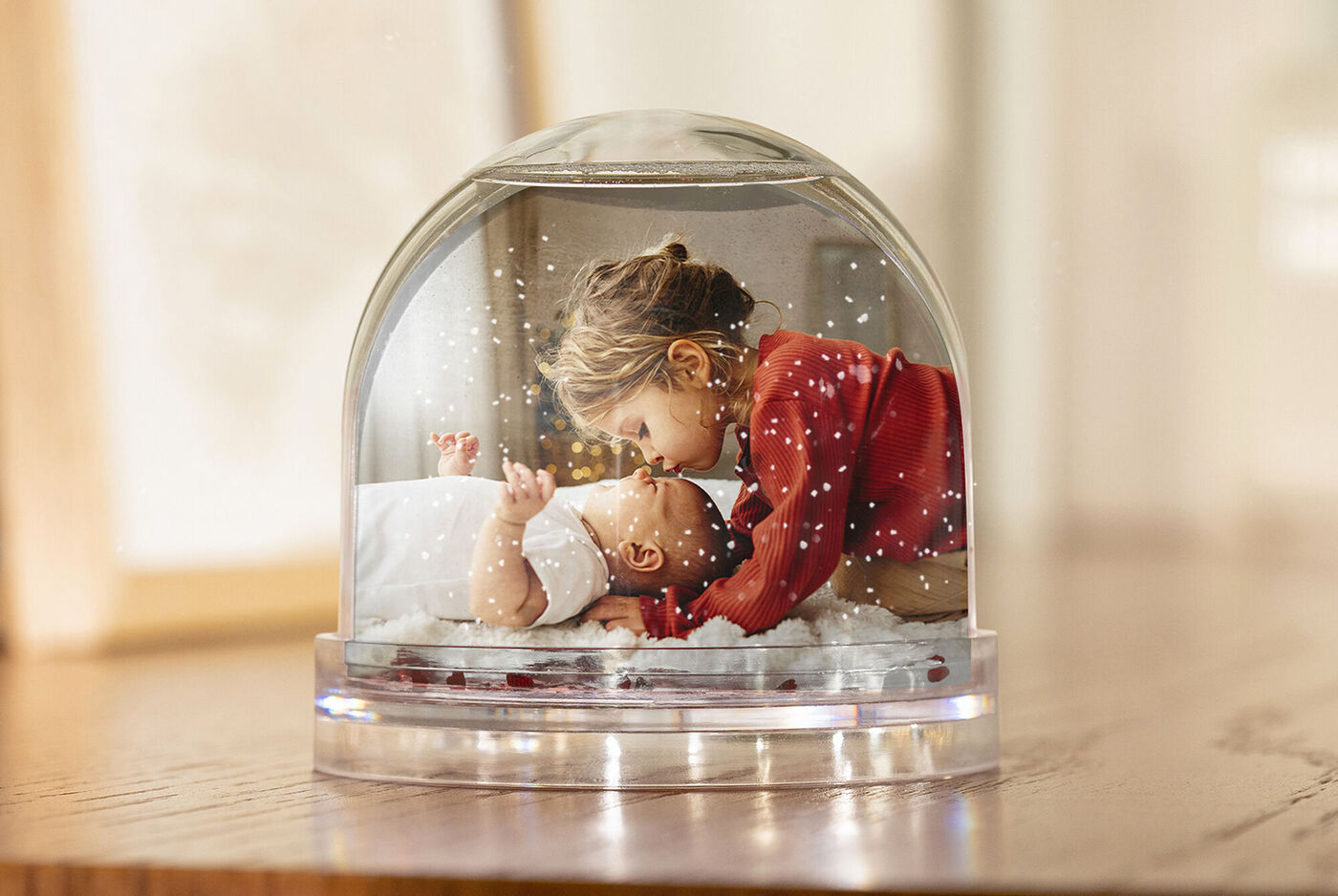 Boule à neige personnalisée avec une photo d'une sœur embrassant son petit frère