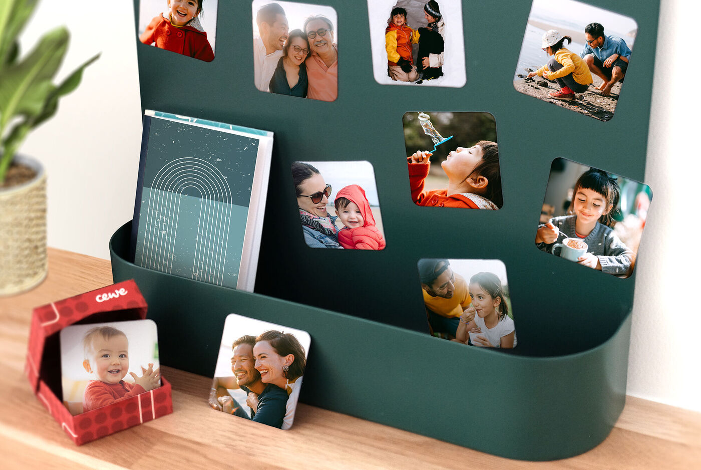 Diverses photos de famille et souvenirs sont visibles sur un support mural, y compris un calendrier et une boîte de cartes CEWE.