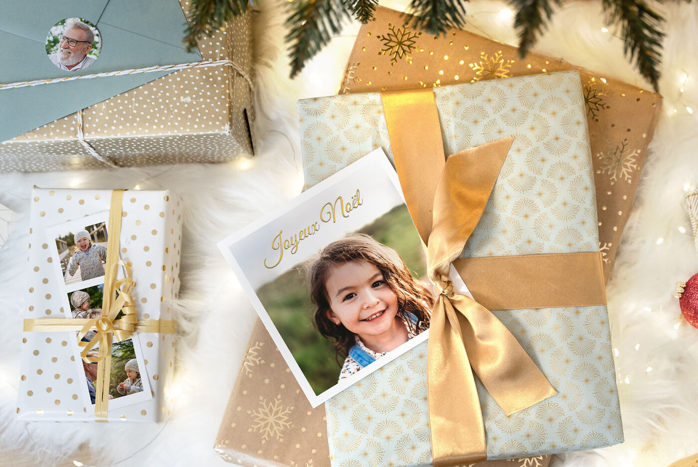 Des tirages photo collés sur des cadeaux de Noël