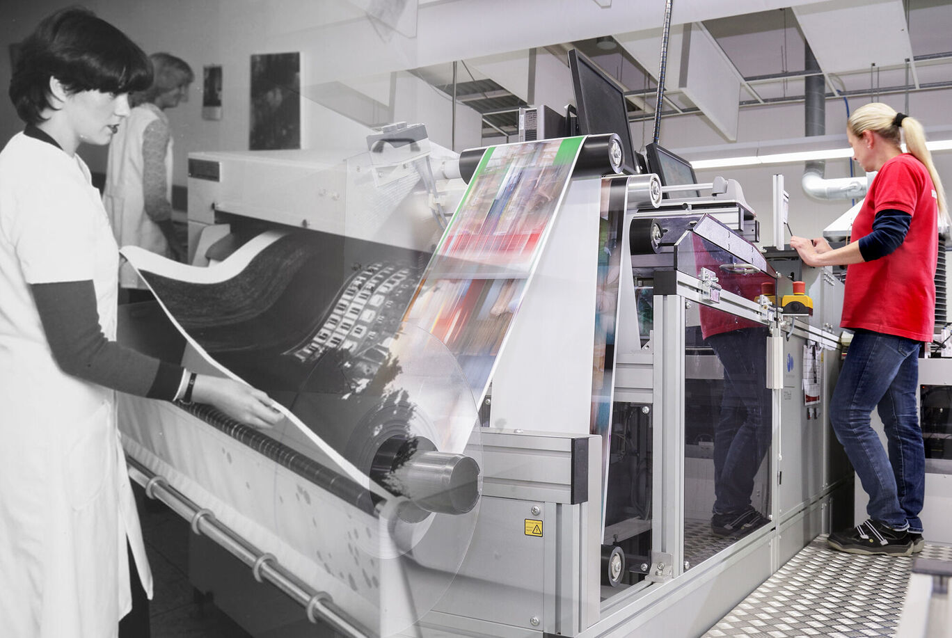 Un employé chez CEWE travaille sur des impressions grand format pendant qu'un autre tient un rouleau d'imprimerie.