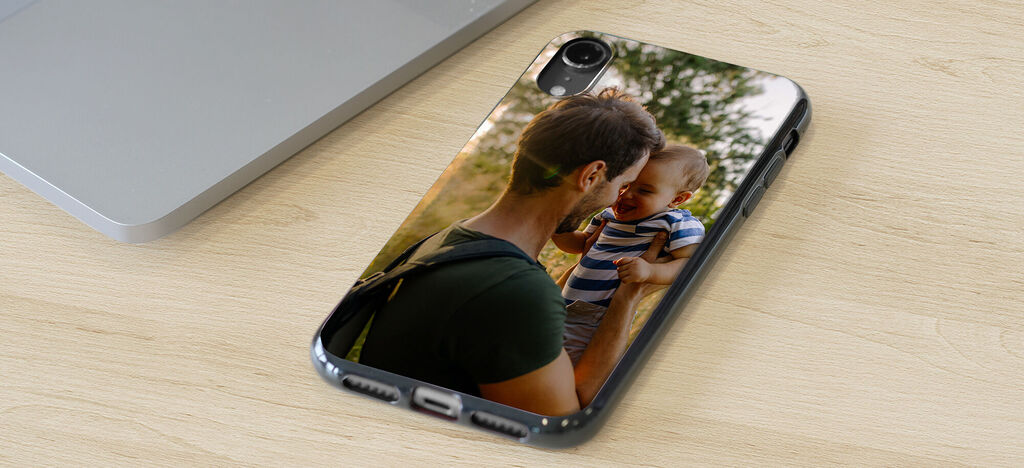 Une personne affectueuse tient un enfant, tous deux profitent d'un moment ensoleillé à l'extérieur.