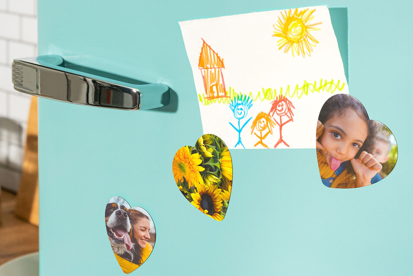 Magnets personnalisés en forme de cœur montrant des photos de vacances sur un réfrigérateur