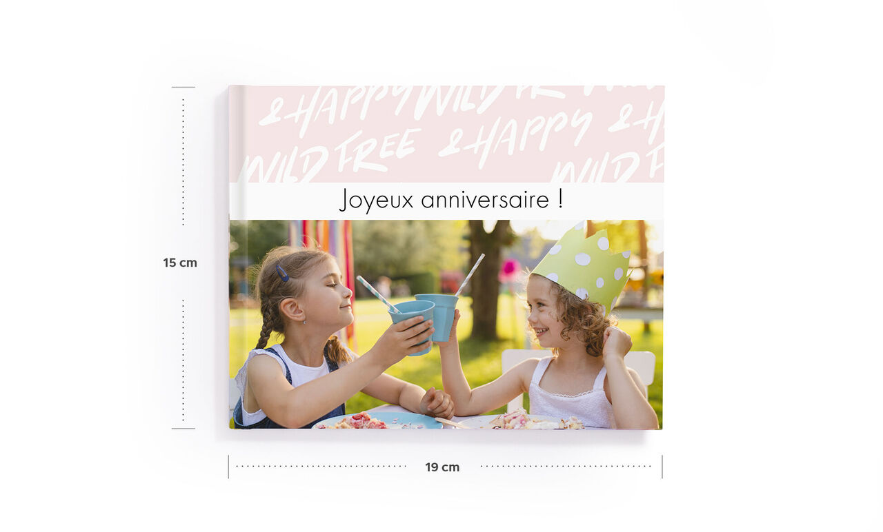 Un album photo A5 paysage avec en couverture une photo d'enfants et écrit dessus Joyeux Anniversaire