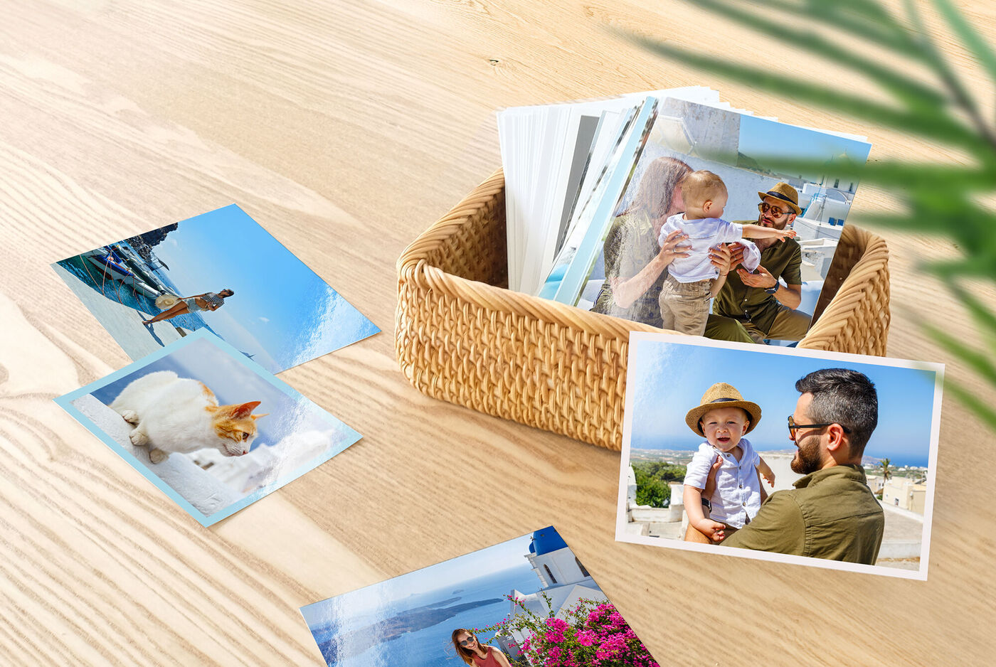 Plusieurs tirages photo de famille posés sur une table
