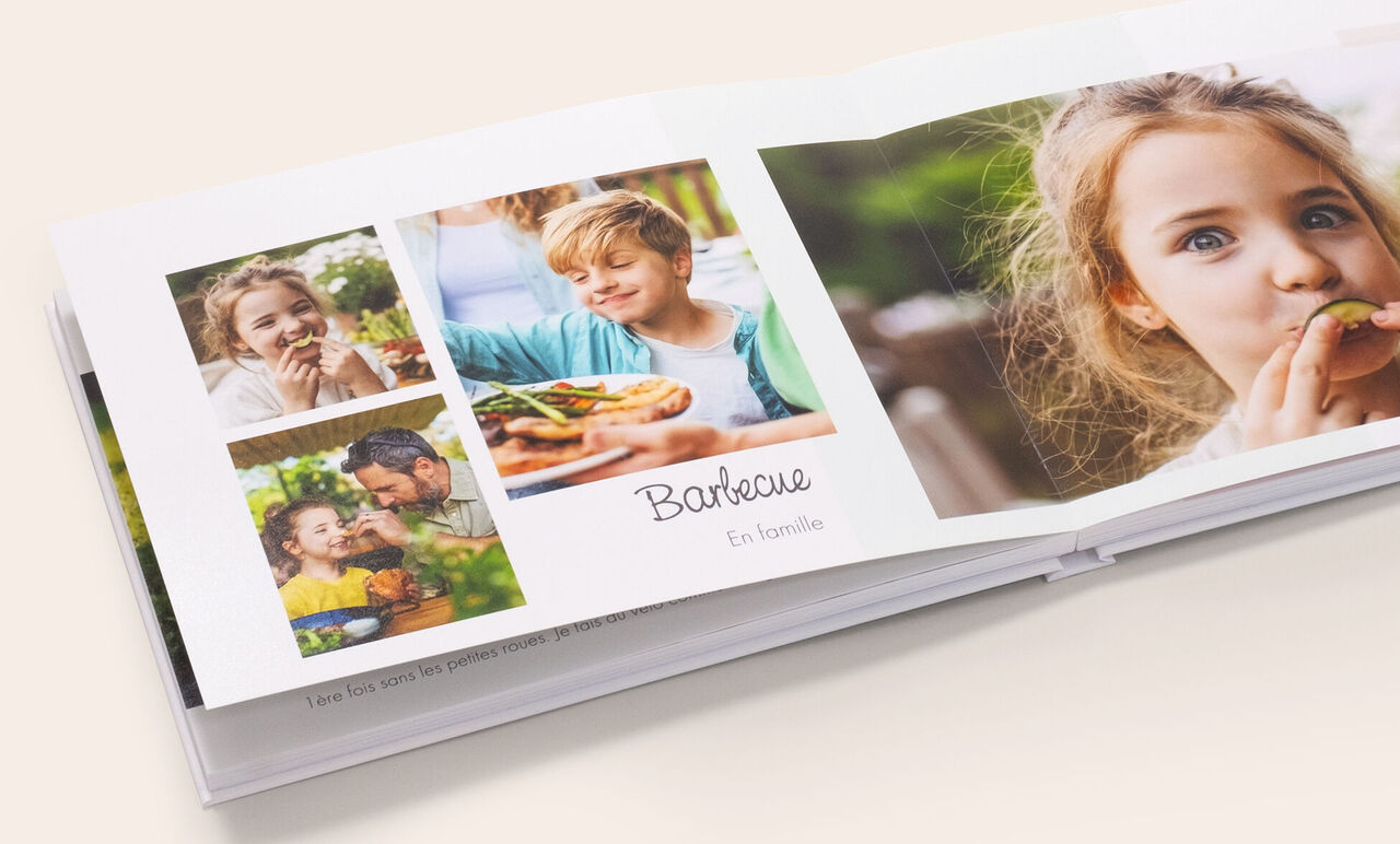 Un album photo A4 paysage ouvert montrant des photos d'enfants et écrit dessus Barbecue en famille
