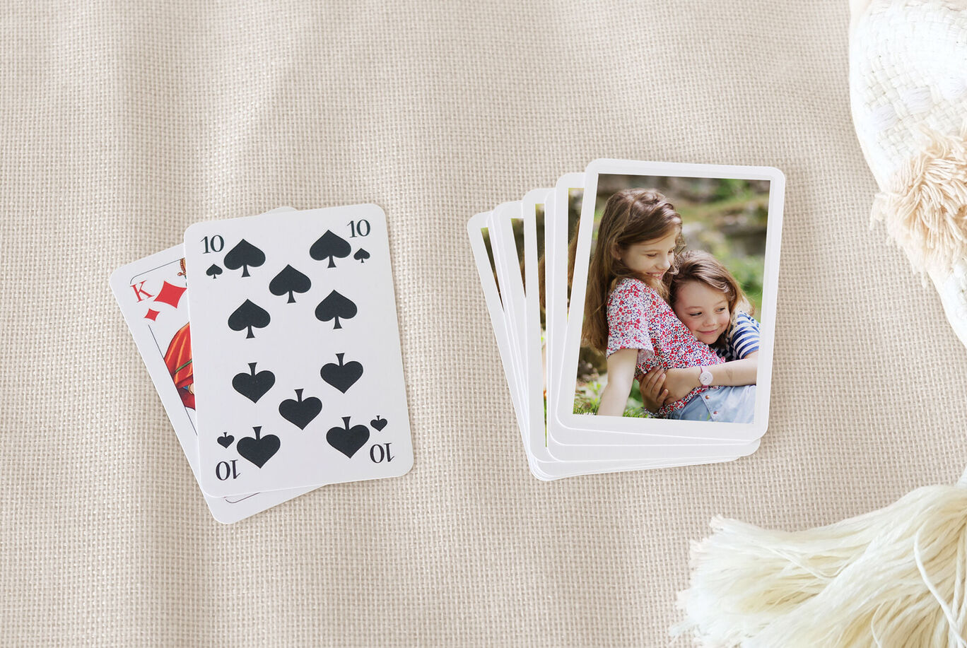 Un jeu de cartes avec des cœurs et des piques et des photos personnelles.