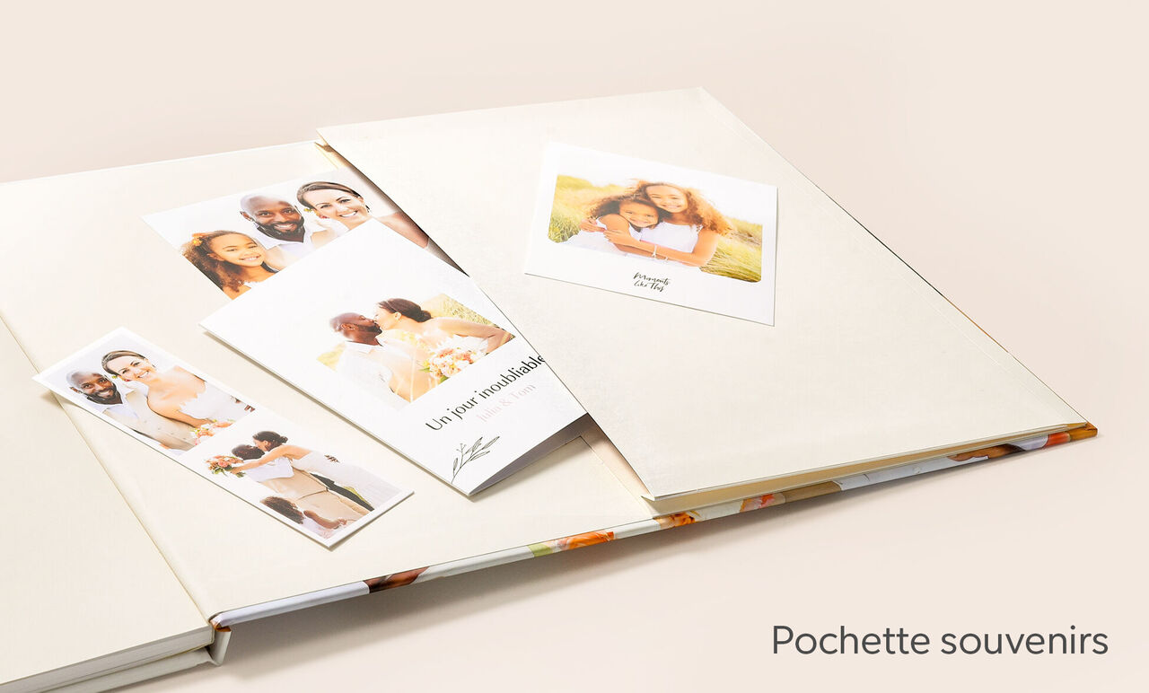 Pochette intégrée au Livre Photo CEWE paysage contenant des souvenirs de famille