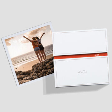 Un tirage photo carré vintage et sa boîte souvenirs