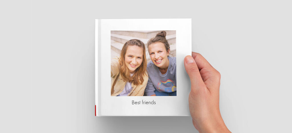 Un album photo ouvert avec le titre 'Meilleurs amis'. Deux personnes souriantes sur la page.