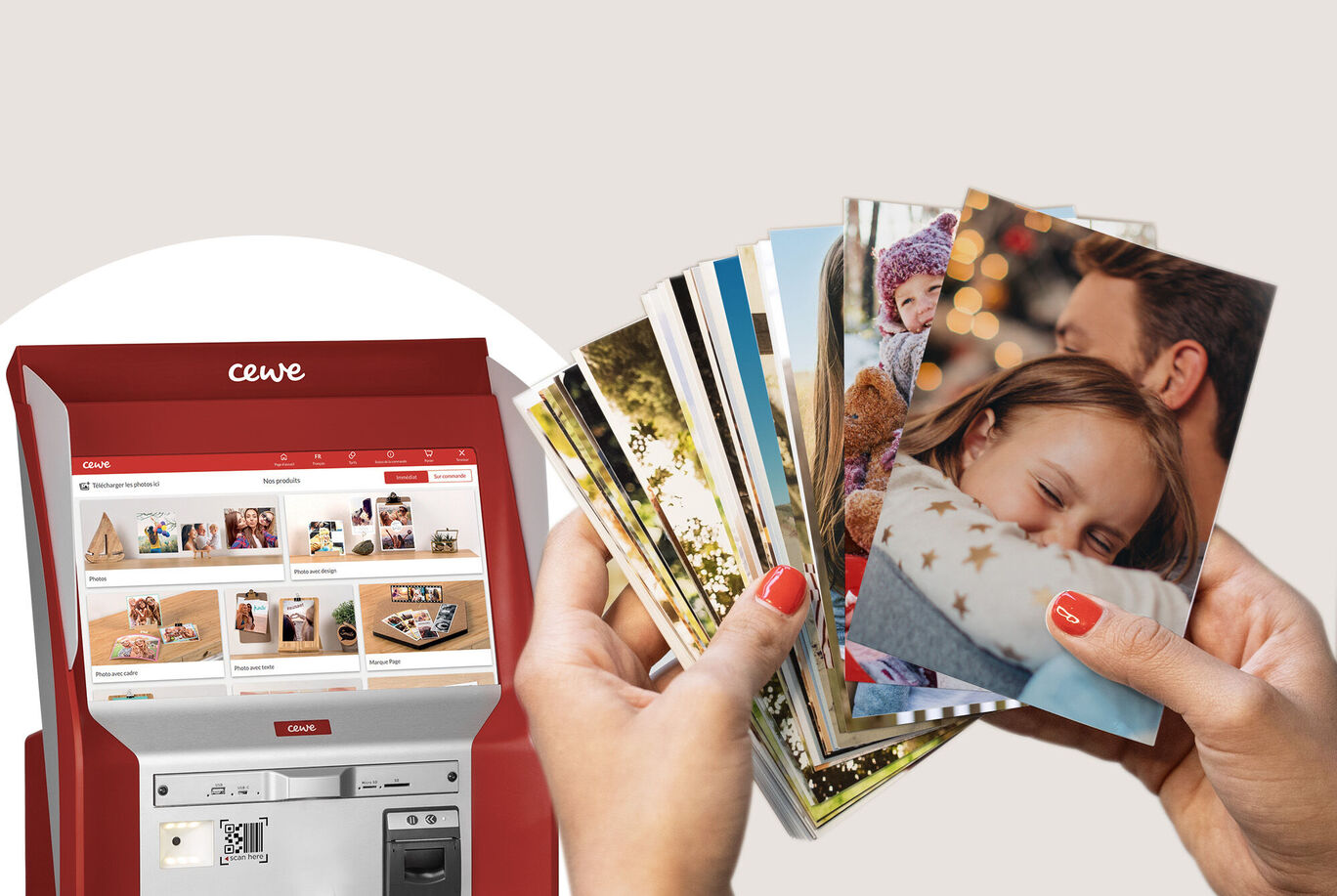 Mains tenant plusieurs tirages photo imprimés sur une borne CEWE