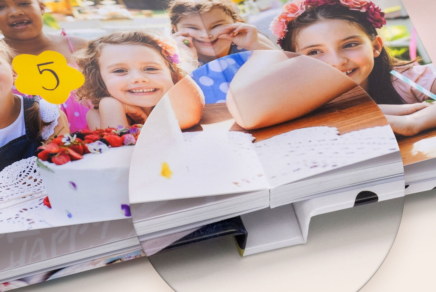 Zoom sur l'ouverture à plat d'un livre photo CEWE