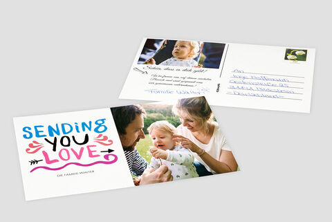 Carte postale avec texte coloré "Envoyant de l'amour" et moment familial