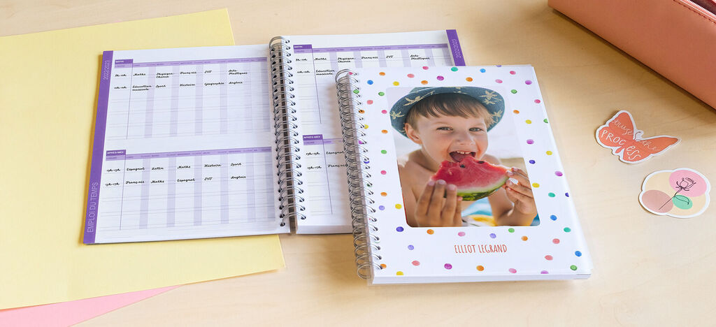 Cahier joyeux avec une couverture dynamique et des points gaiement colorés