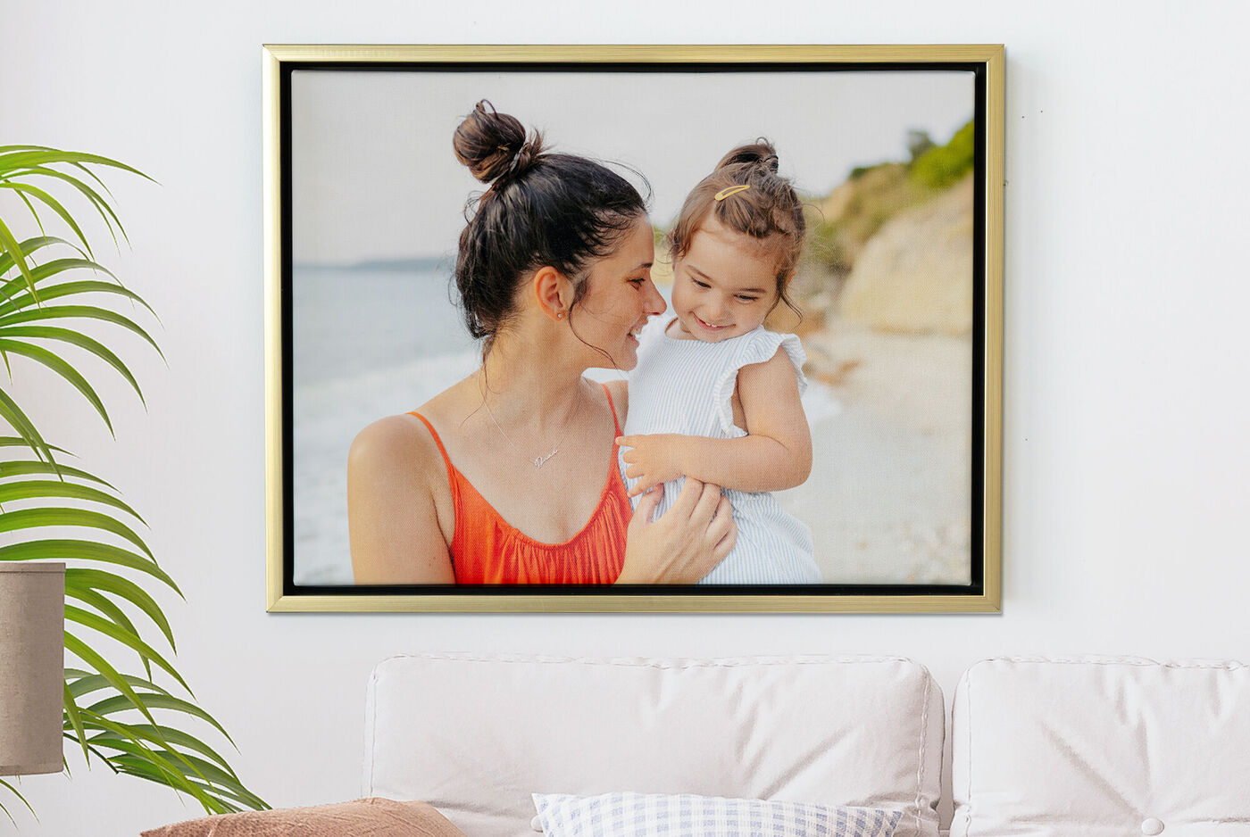 Photo sur toile encadrée avec une photo d'une maman portant sa fille