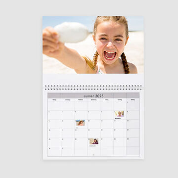 Calendrier photo double-page avec les anniversaires de juillet