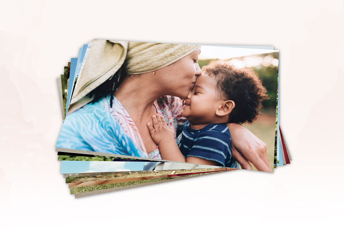 Un câlin affectueux entre un enfant et un parent.