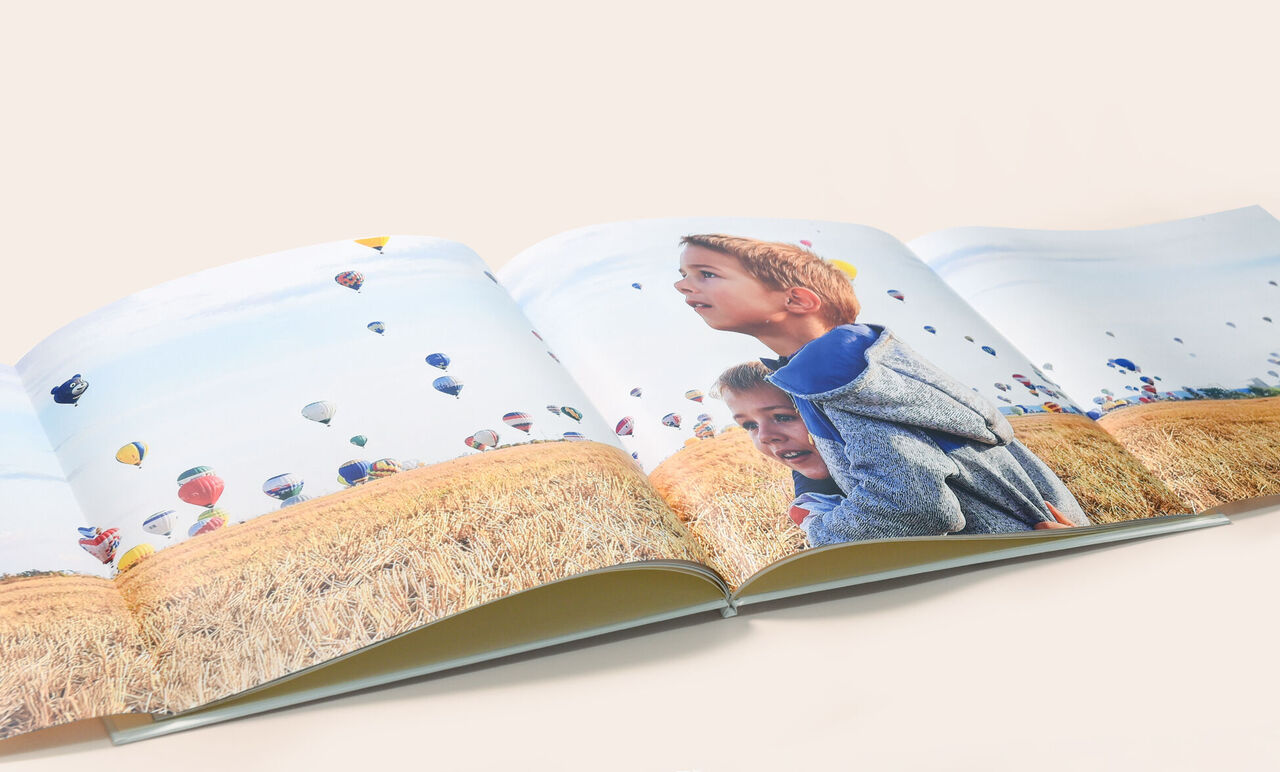 Zoom sur l'intérieur de la double page panoramique du Livre Photo CEWE
