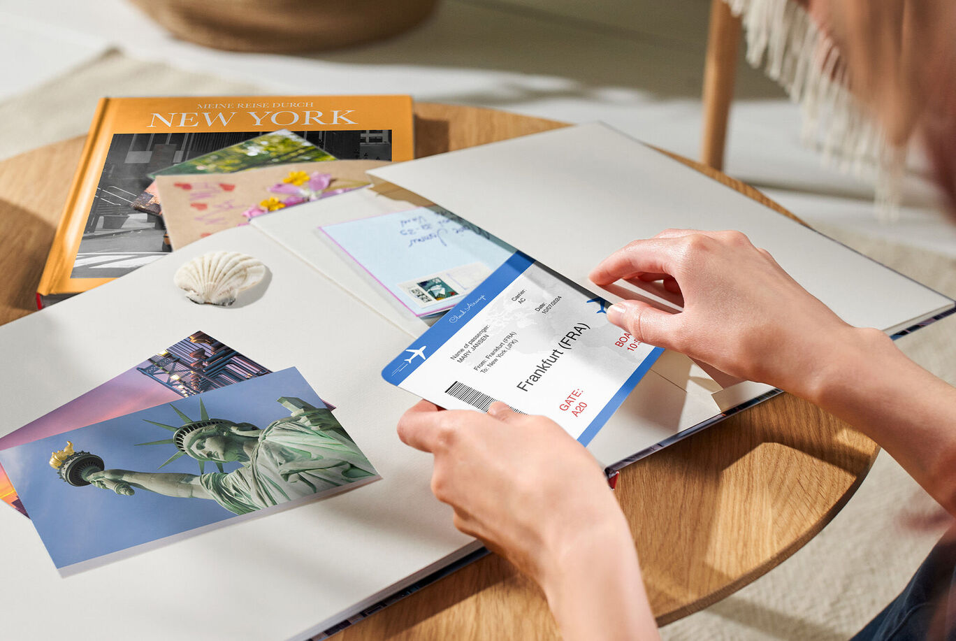 Une personne crée un album photo avec des souvenirs d'un séjour à New York