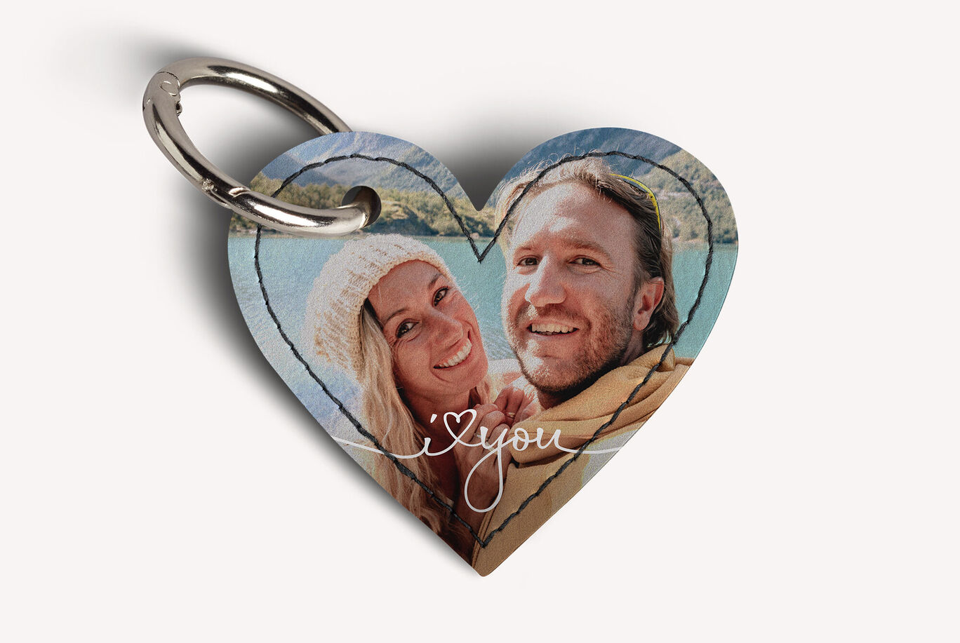 Porte-clés personnalisé en forme de cœur avec la photo d'un couple heureux