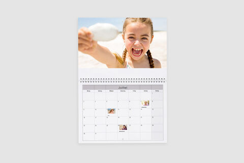 Calendrier photo double-page avec les anniversaires de juillet