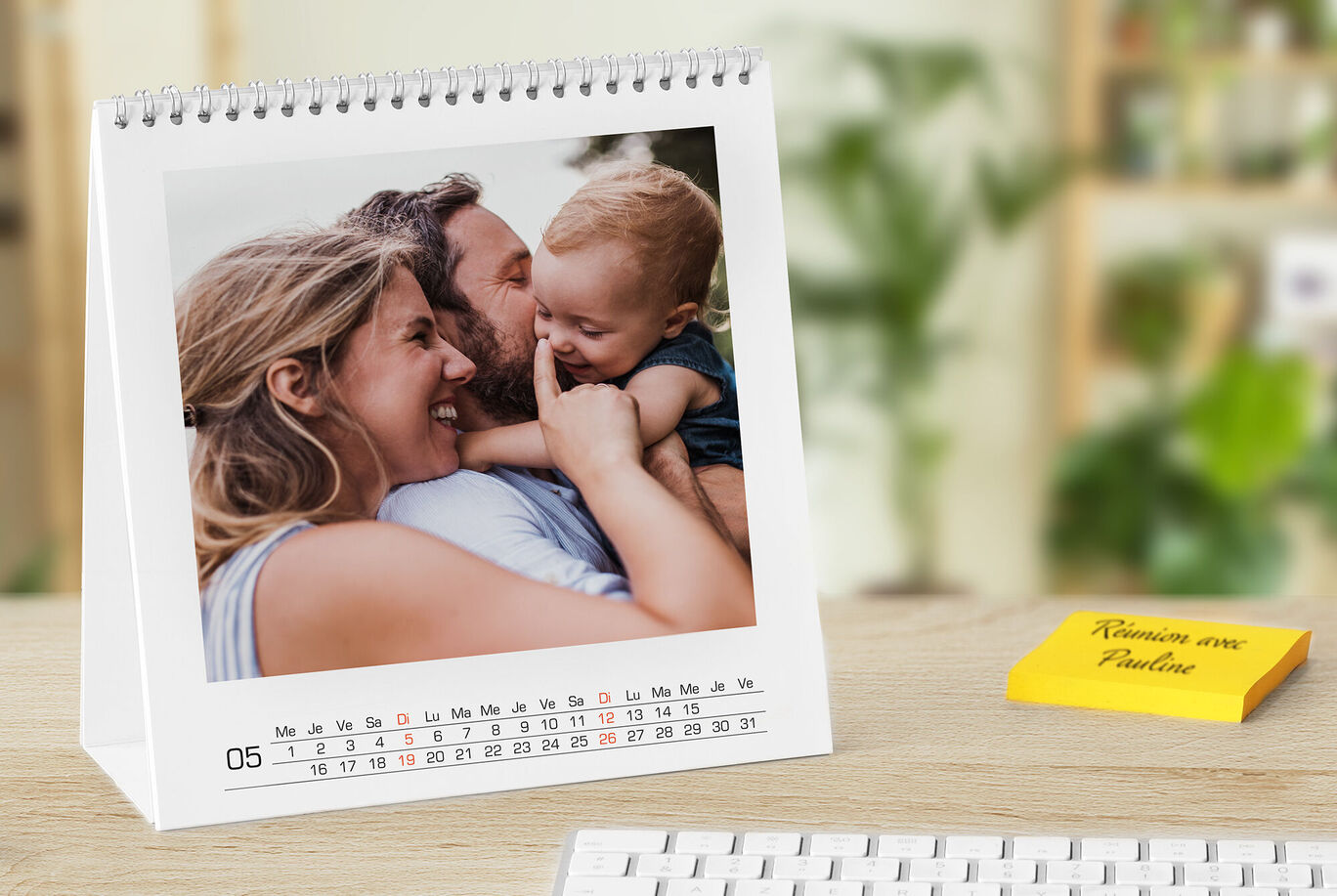 Une photo de famille joyeuse sur un calendrier de bureau, dans un cadre amical.