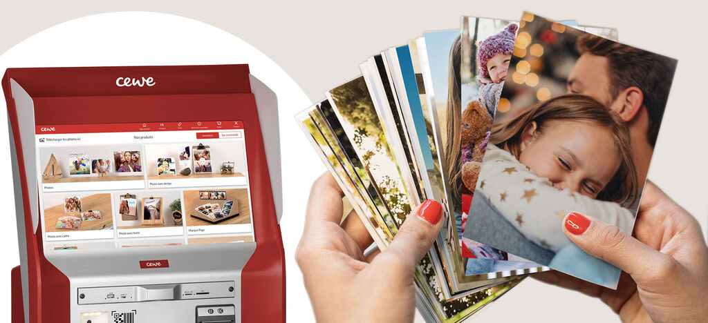 Mains tenant des tirages photos imprimés sur une borne CEWE