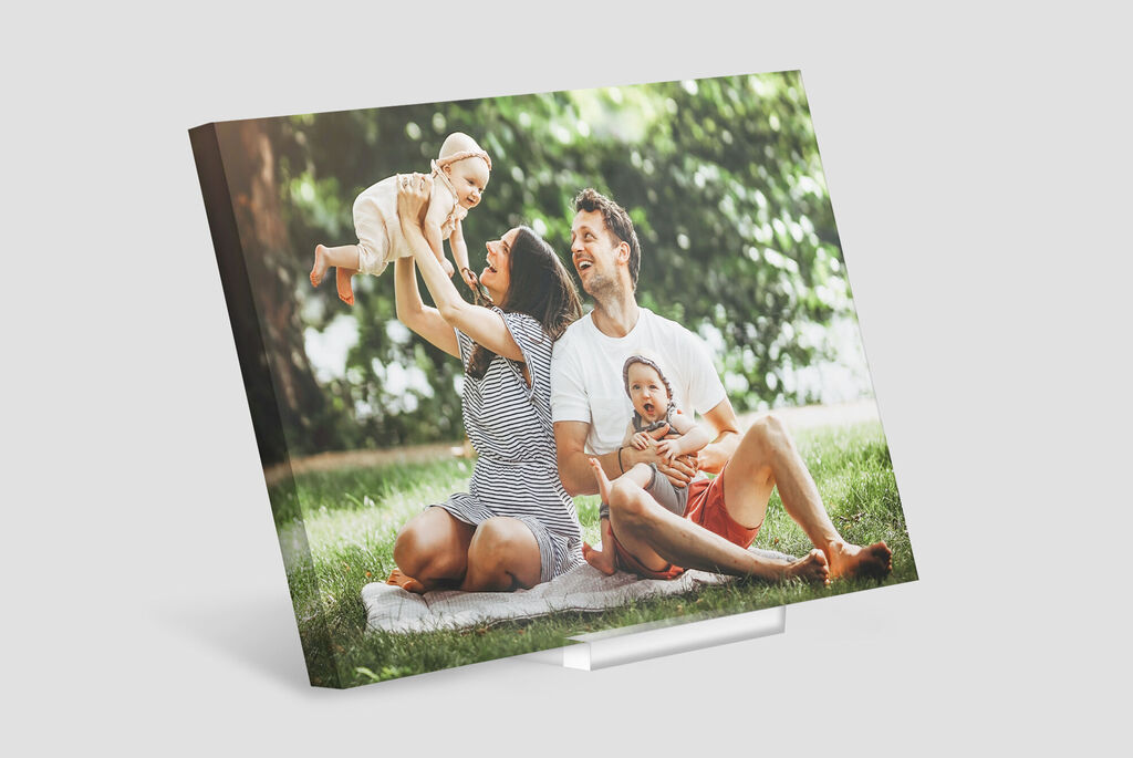 Tirage photo sous plexiglass avec une photo de famille dans un parc