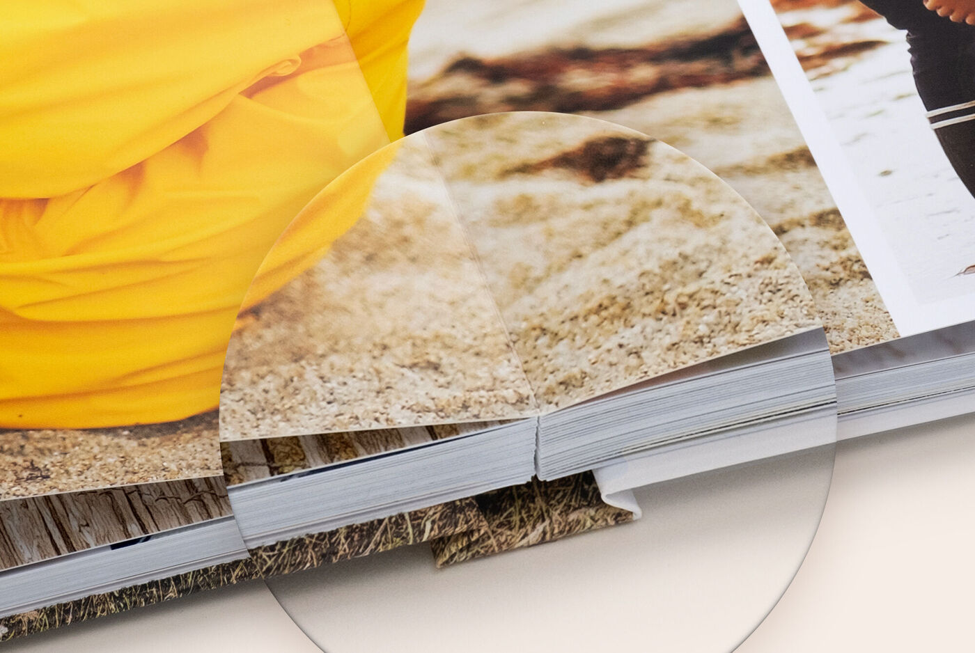 Zoom sur l'ouverture à plat d'un livre photo CEWE