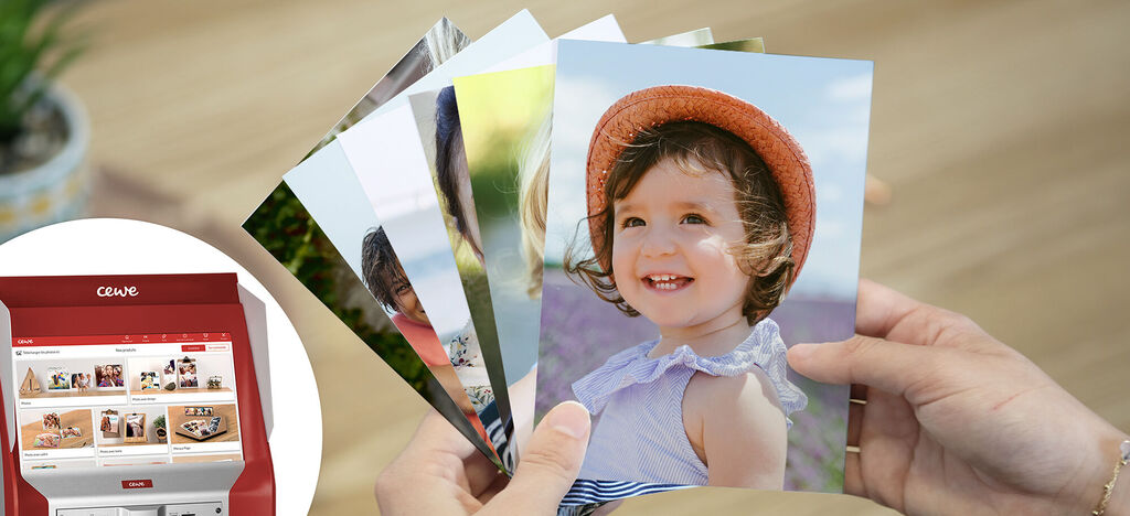 Quelqu'un tient plusieurs photos montrant différents moments. À l'arrière-plan, on voit une imprimante photo.