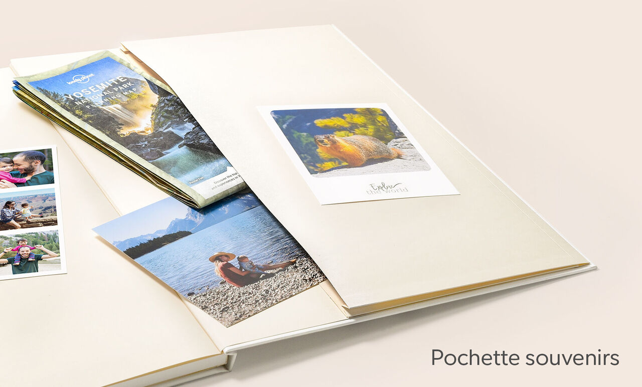Pochette intégrée au Livre Photo CEWE portrait contenant des souvenirs de voyage