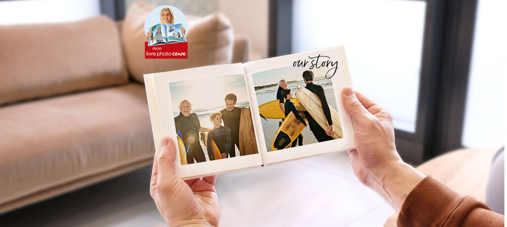 Une personne feuillette un album photo ouvert avec des images d'expériences à la plage, dans une atmosphère conviviale.
