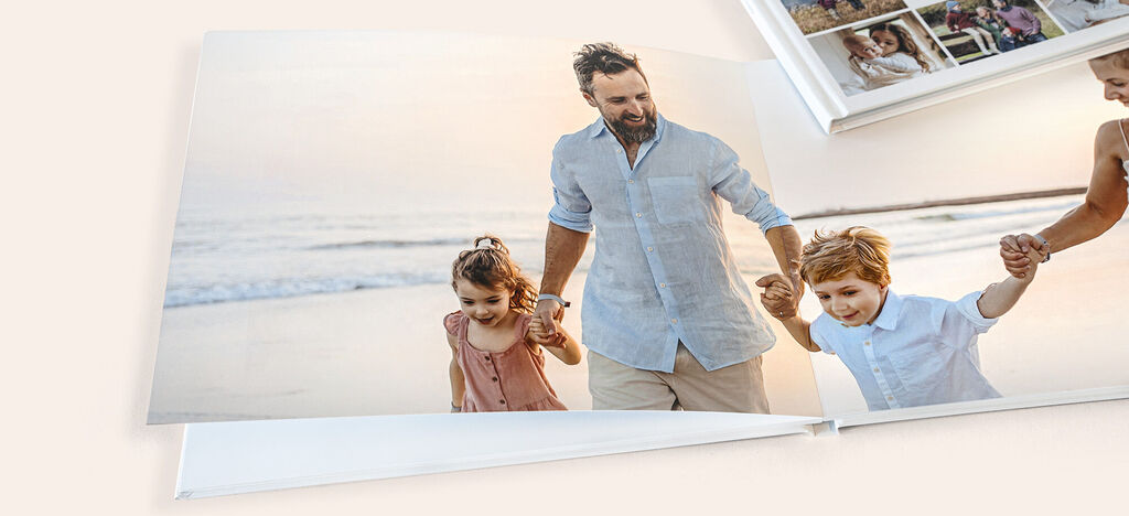 Photo de famille sur la plage dans un livre photo