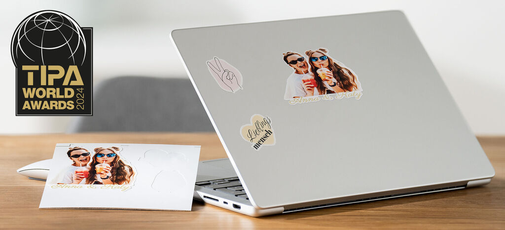 Ordinateur portable avec des autocollants et une carte d'anniversaire, souvenirs récemment créés