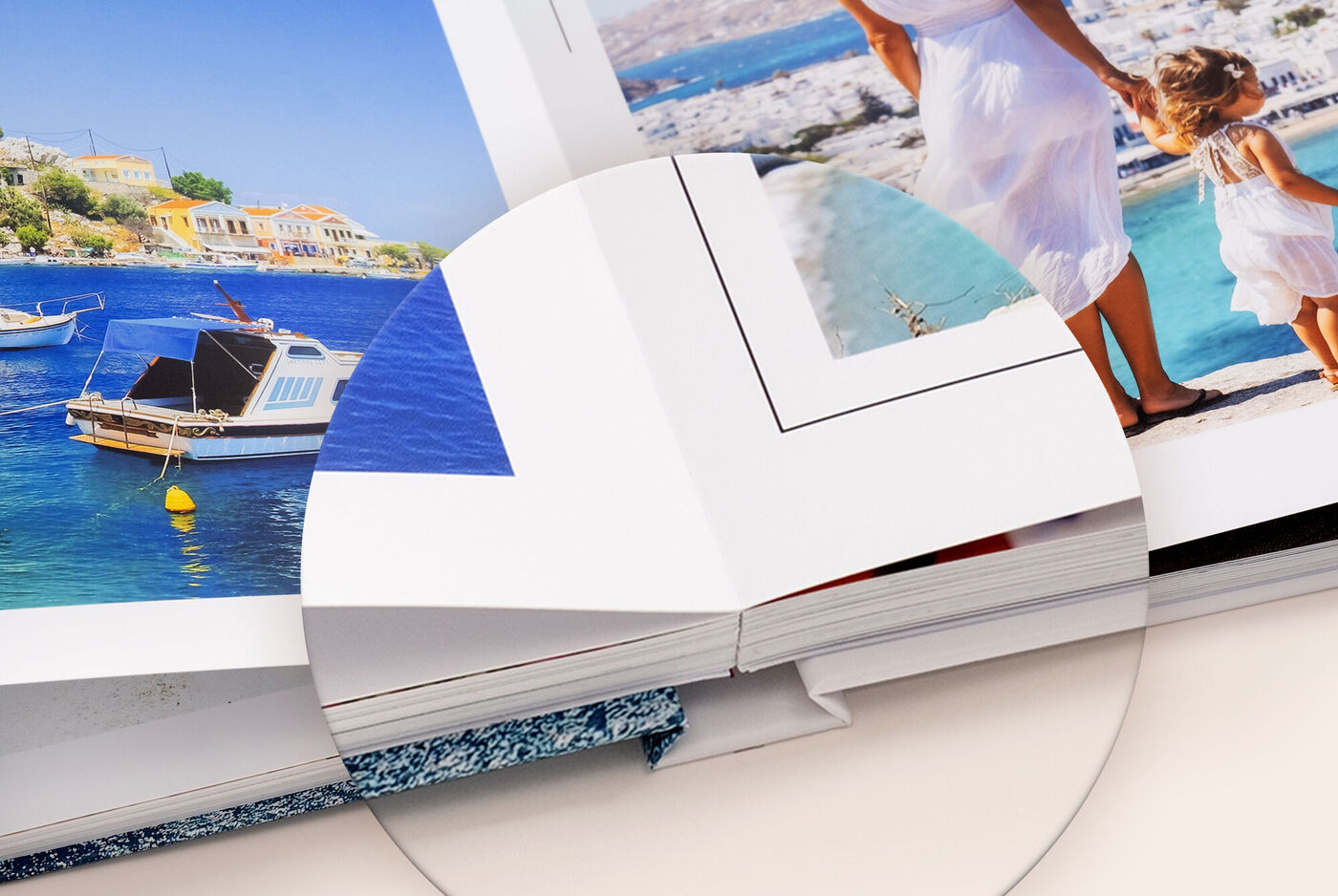 Zoom sur l'ouverture à plat d'un livre photo CEWE