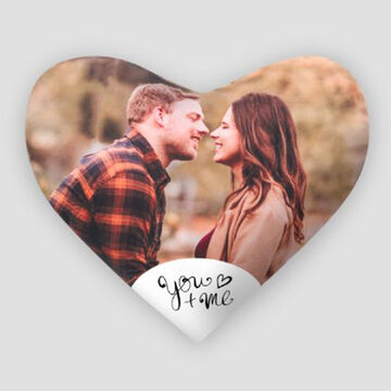 Photo en forme de cœur d'un couple s'embrassant, avec inscription 'you + me'.