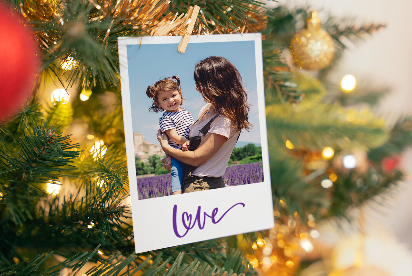 Tirage photo rétro accroché dans un sapin de Noël
