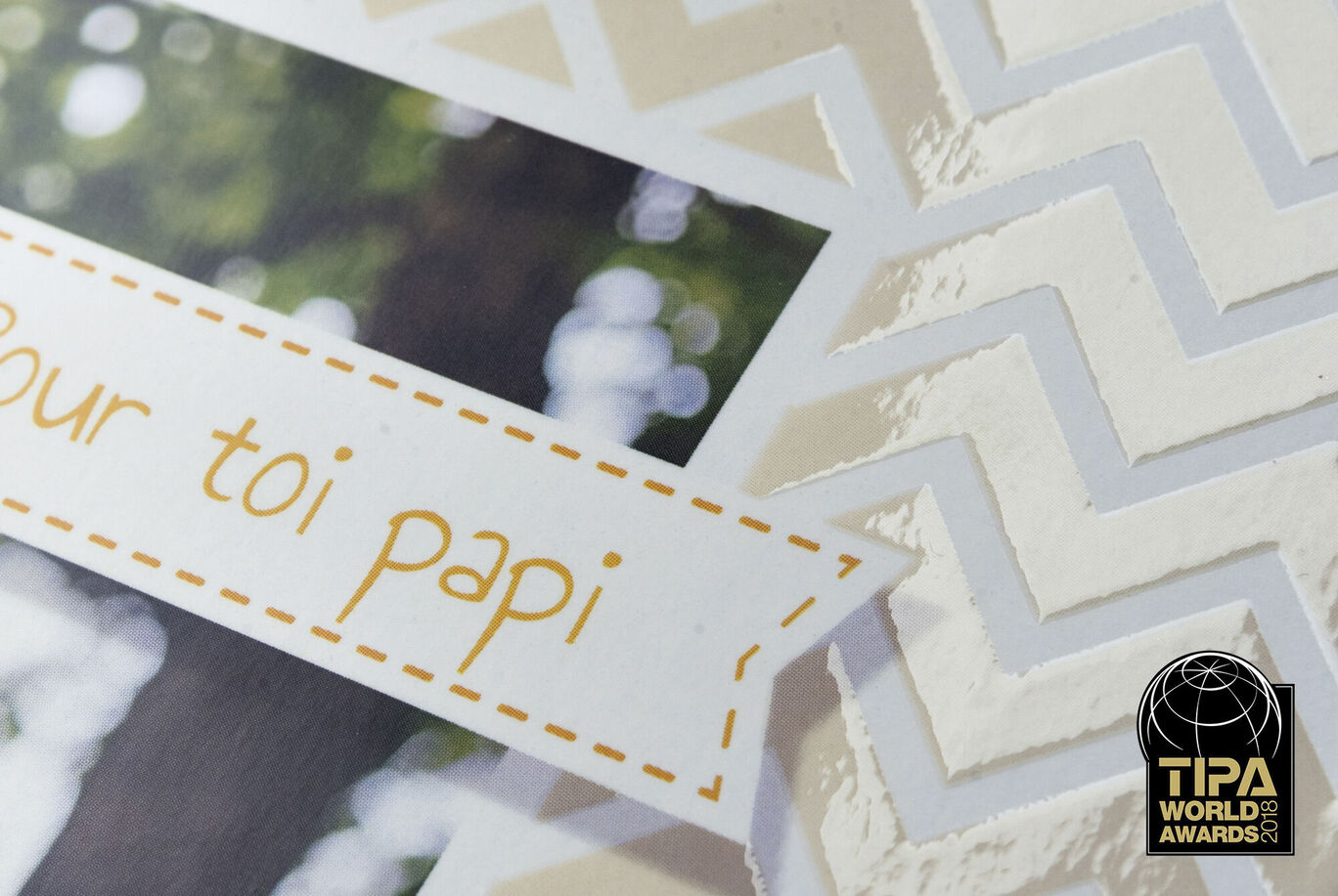 Détail d'une étiquette de cadeau avec l'inscription "Pour toi papi" en arrière-plan élégant