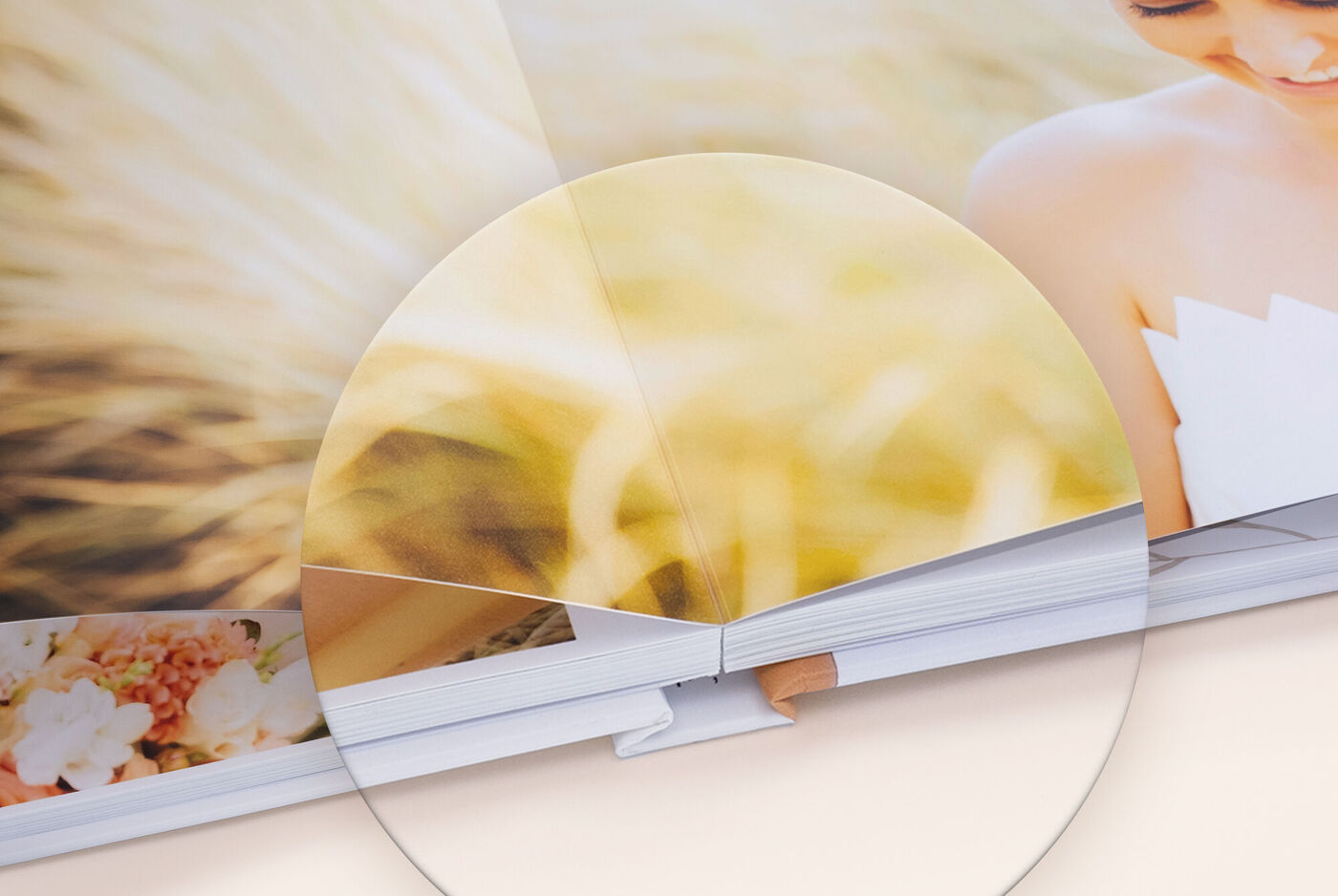 Zoom sur l'ouverture à plat d'un livre photo CEWE