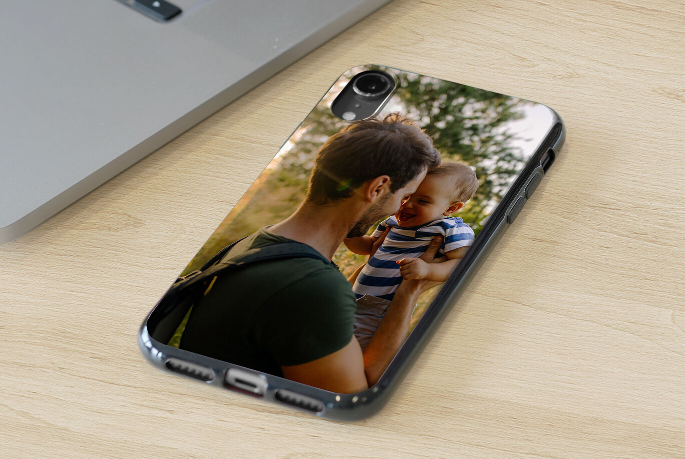 Un moment tendre entre père et bébé dans un parc.