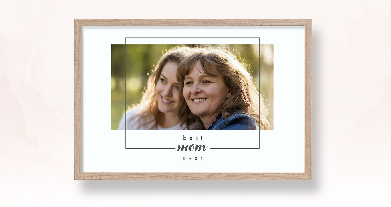 Deux personnes posent tendrement pour une photo avec un cadre inspirant.