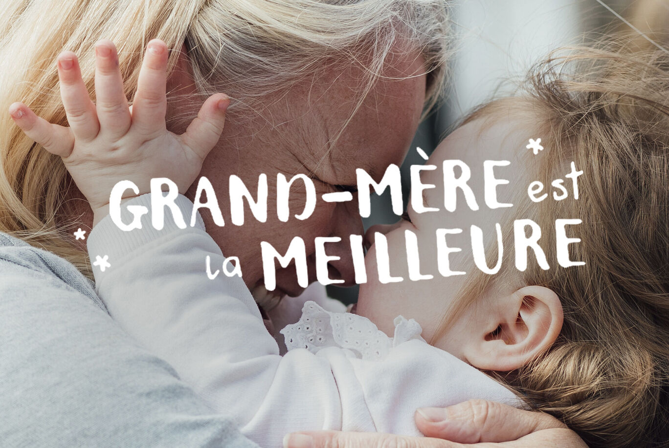 Grand-mère embrasse sa petite-fille avec joie et amour