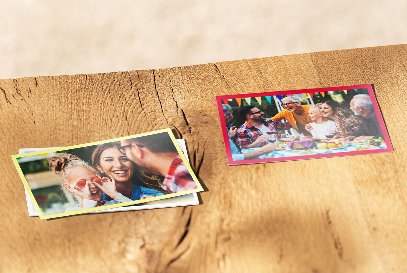Photos colorées sur une bûche, créant une ambiance de joie et d'amour.