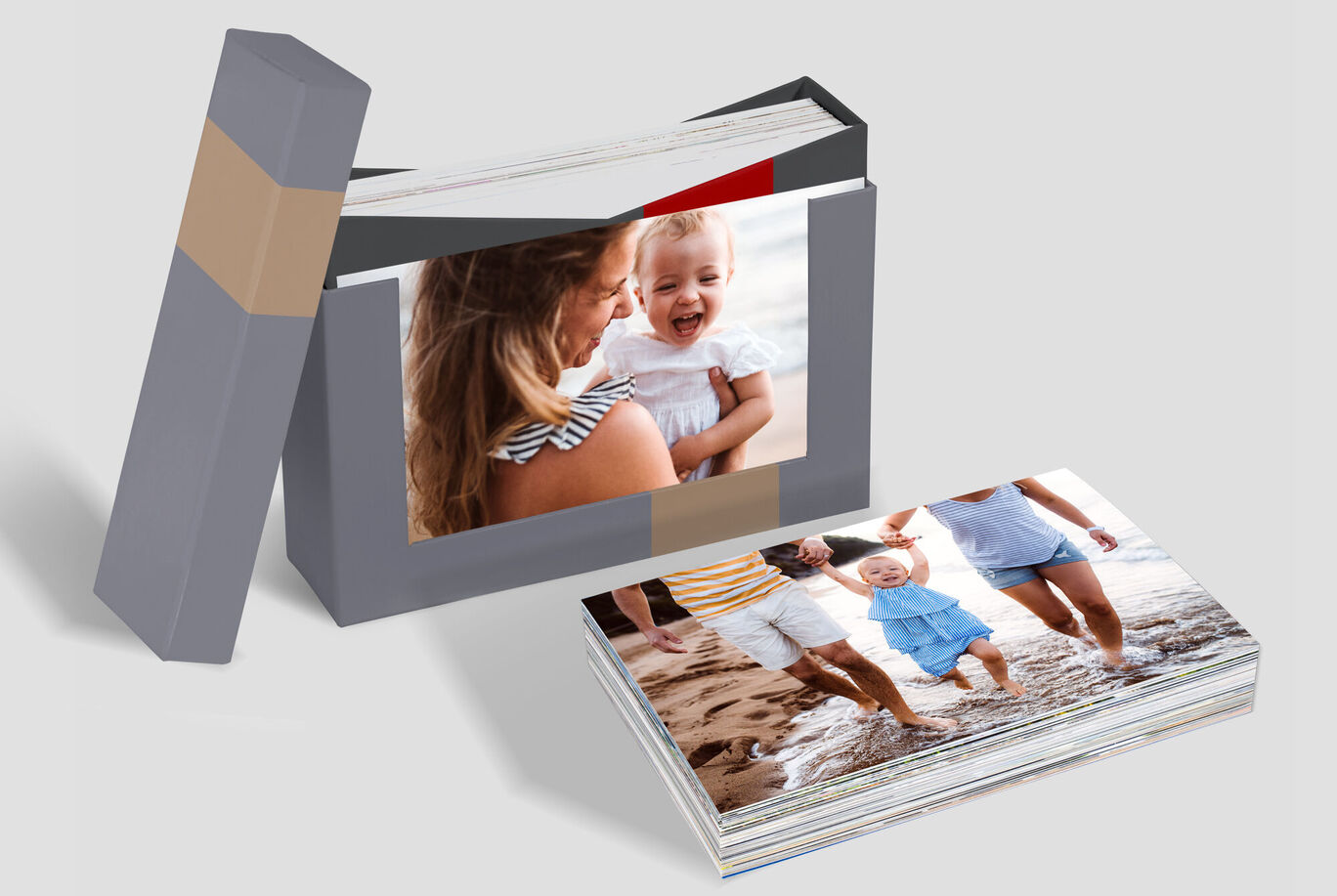 Famille jouant à la plage, un enfant est porté, un autre danse dans l'eau.