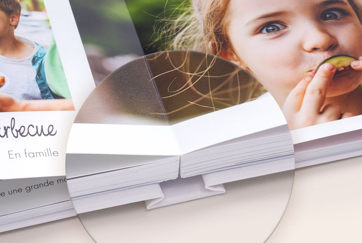 Zoom sur l'ouverture à plat d'un livre photo CEWE