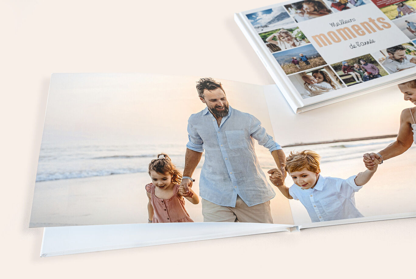 Photo de famille sur la plage dans un livre photo